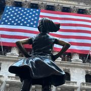 Statyn The Fearless Girl utanför börsbyggnaden i New York. 