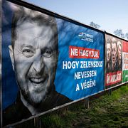 På Fidesz-affischen står det: ”Vi kommer inte att låta Zelenskyj skratta sist!”