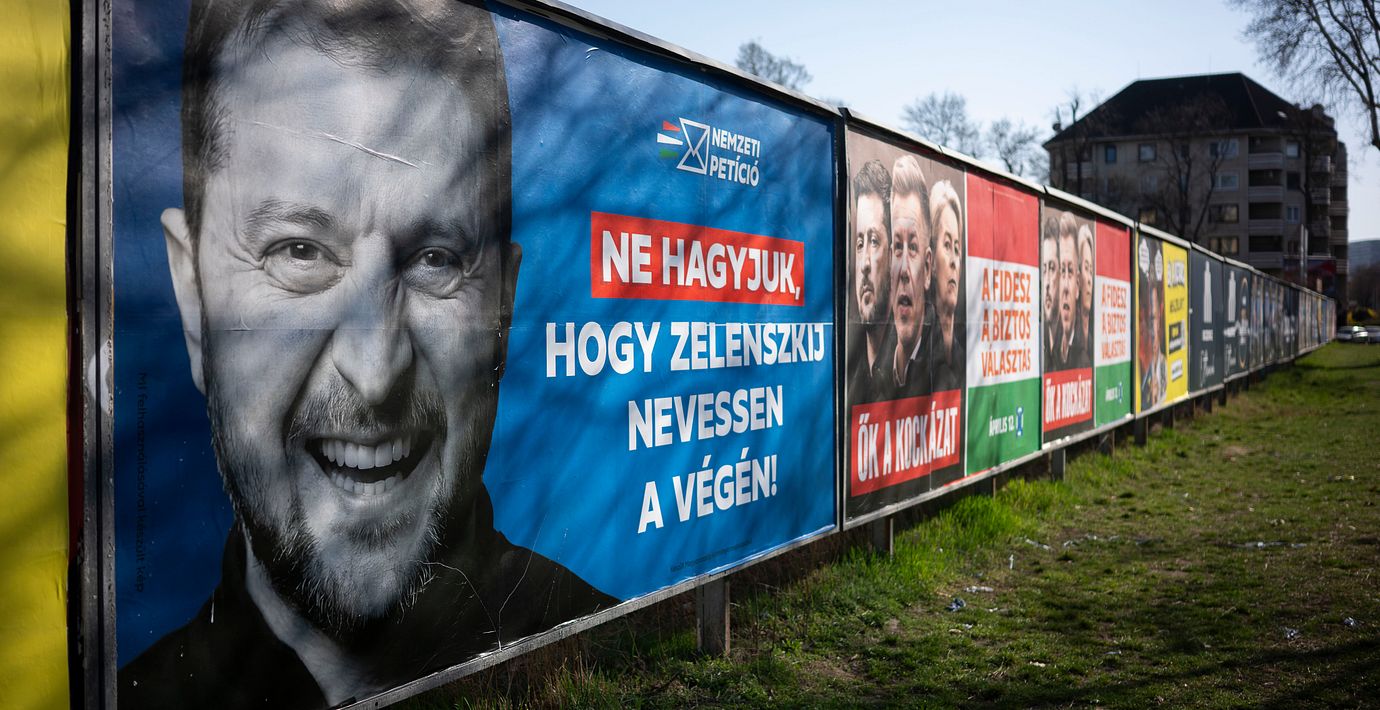 På Fidesz-affischen står det: ”Vi kommer inte att låta Zelenskyj skratta sist!”