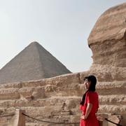 Turist vid Sfinxen i Giza, Kairo.