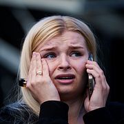 Kvinna ser på förödelse efter rysk attack mot Kyiv, 24 maj 2026.