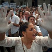 Kvinna i demonstrationen ”Låt oss prata” i Barcelona.