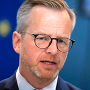 Mikael Damberg och det explosionsdrabbade huset.