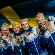 Emma Ribom, Frida Karlsson, Ebba Andersson och Jonna Sundling efter stafettguldet i Trondheim. 