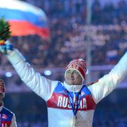 Maxim Vylegzjanin och Alexander Legkov i samband med att de tar emot silver respektive guldmedaljer under OS i Sotji. 