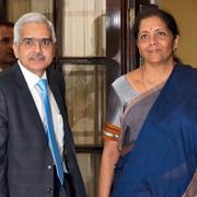 RBI-chefen Shaktikanta Das (tv) och Indiens finansminister Nirmala Sitharaman. Arkivbild.