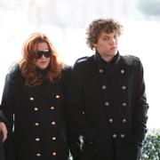 Benjamin Keough till höger, Priscilla Presley, och Lisa Marie Presley i mitten, och Riley Keough till vänster.