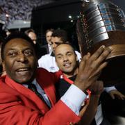 Pelé firar att hans Santos vunnit Copa Libertadores. 