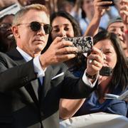 Daniel Craig tillsammans med fans. 