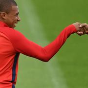 Kylian Mbappé och Neymar skakar hand på dagens träning.