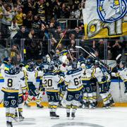 HV71:s Oskar Stål-Lyrenäs jublar med laget efter 2-3