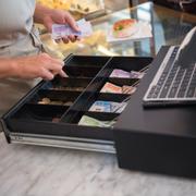 STOCKHOLM 20180831
Personal hanterar kontanter i kassa i butik
Foto: Fredrik Sandberg / TT / kod 10080