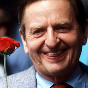 Bild från mordnatten som visar blommor och blod på Sveavägen, Olof Palme under valnatten 1985 och Palmes grav i Stockholm i går.