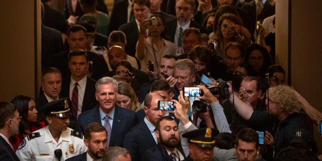 Kevin McCarthy lämnar representanthusets lokaler efter att ha blivit bortröstad från talmansposten. Mark Schiefelbein / AP