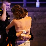 Två personer i närheten av blåljuspersonal i Berlin efter händelsen.