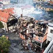 En brand har totalförstört ett hus i centrala Karlshamn. 