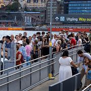 Turister köar till Djurgårdsfärjan