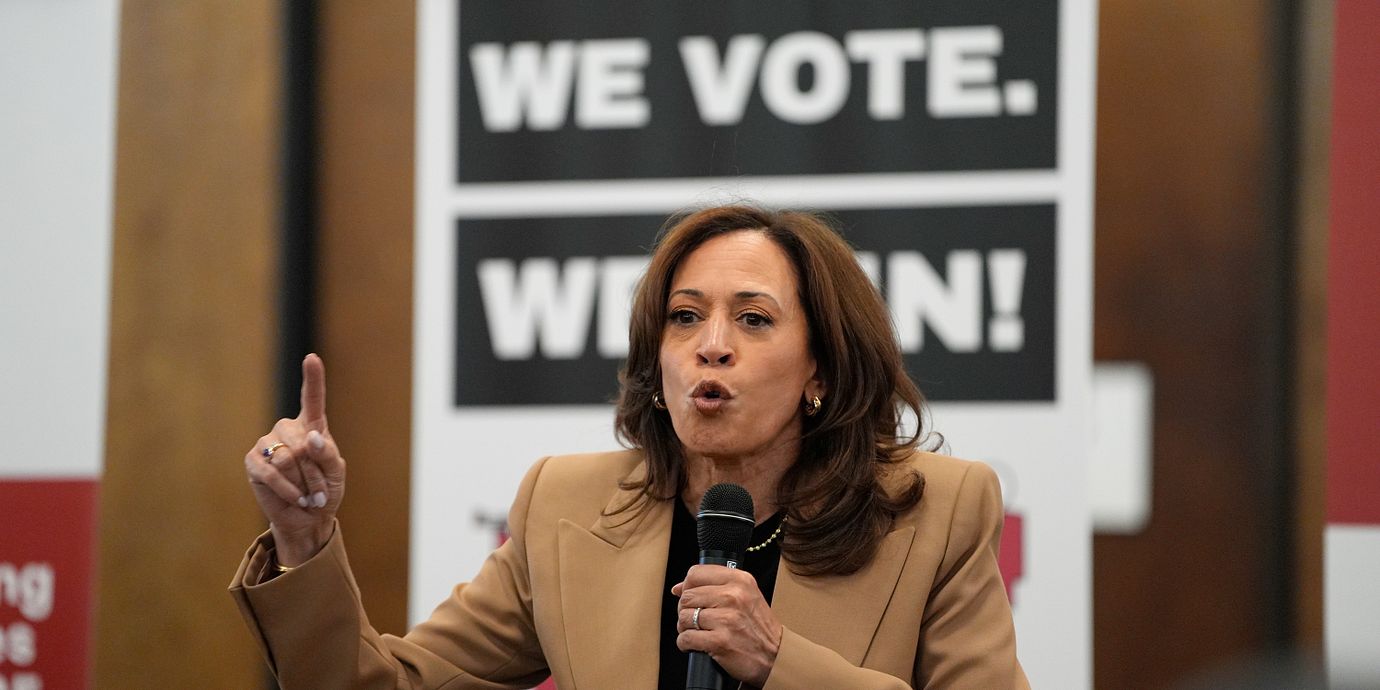 Kamala Harris håller tal under ett kampanjmöte inför mellanårsvalet tidigare i höst.