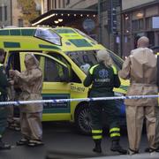 Ett brev med någon form av pulver har skickats till ett företag på Östermalm i Stockholm. Polis, räddningstjänst och ambulans har larmats till platsen.