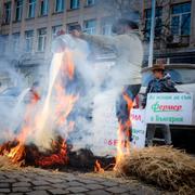 Bönderna eldade bland annat hö och hällde mjölk mot lågorna i den bulgariska huvudstaden. 