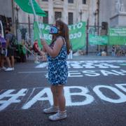 En ung flicka i Buenos Aires är med och demonstrerar för aborträttigheter.