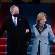 George W Bush med sin fru Laura, i januari 2021. 