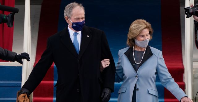 George W Bush med sin fru Laura, i januari 2021.  Patrick Semansky / AP