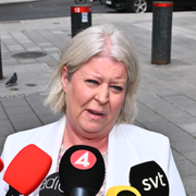 Statens institutionsstyrelses logga på en fasad och Socialtjänstminister Camilla Waltersson Grönvall (M) på väg ut från ett möte med Sis myndighetsledning på torsdagen. 