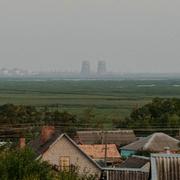 En ukrainsk man med kärnkraftverket Zaporizjzja i bakgrunden. 