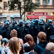 Poliser vid demonstrationen.