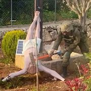 Till vänster syns en bild där en IDF-soldat använder en slägga mot statyn.