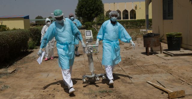 Läkare förflyttar sjukhusutrustning på ett sjukhus i Tchads huvudstad N'Djamena.  Sunday Alamba / TT NYHETSBYRÅN