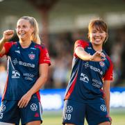 Olivia Holdt och Momoko Tanikawa firar efter 2–0. 