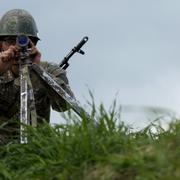 En armenisk soldat spanar i Nagorno-Karabach.