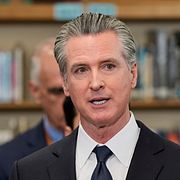 Gavin Newsom talar på en presskonferens på en skola i Kalifornien i mars.