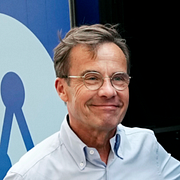 Till vänster: Statsminister Ulf Kristersson (M) fotograferad i Göteborg i fredags. Till höger: Socialdemokraternas partiledare Magdalena Andersson håller tal i Stockholm på söndagen.