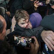 Den som ska vill tillbaka in i Gaza måste genomgå strikta kontroller. På bild syns ett firande när familjer återförenats i Khan Younis i början av februari.