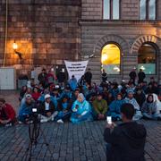 Hundratalet ensamkommand ungdomar sittstrejkar på Mynttorget i Stockholm.