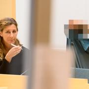 18-åringen med sin advokat. Arkiv.