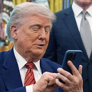 Trump med telefonen. Illustrationsbild.