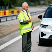 Kung Carl Gustaf vid återinvigningen av väg E6 i Stenungsund.