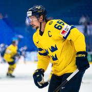 Erik Karlsson inför kvartsfinalen. Många svenska spelare har skippat halsskydd under turneringen.