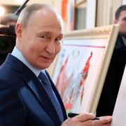 Vladimir Putin skriver autografer under ett besök i staden Tsivilsk i förra veckan.