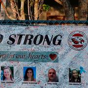 Minnebild över offren utanför  Marjory Stoneman Douglas High School i Parkland, Florida. 