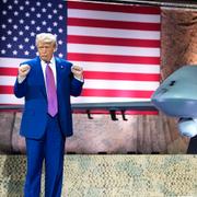 Donald Trump framför en MQ-9 Reaper.