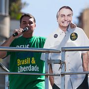 Flavio Bolsonaro med en pappdocka av sin pappa.