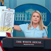 Vita husets pressekreterare Karoline Leavitt visar upp ett handskrivet brev från president Donald Trump till Fed-chefen Jerome Powell