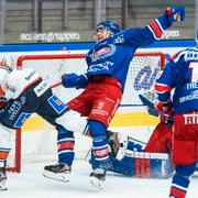 Oskarshamns Nichlas Torp och Växjös Richard Gynge i kvällens match.