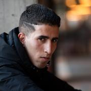 Mohamed Janati, 18 år från Marocko, tittar ut över Sergels Torg. Han levde förut på gatan men har varit drogfri i ett år och är på väg att skapa sig en hållbar tillvaro.