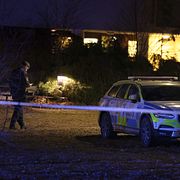 En stor polisinsats efter att en man har skjutits till döds i Bredäng under torsdagskvällen.